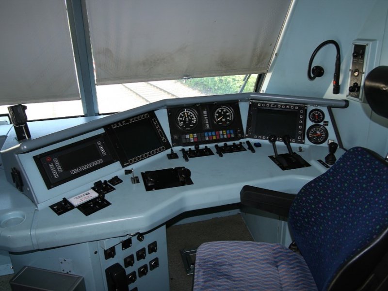 De cabine van de BR101-trein. Voor de jaren 90 was deze al behoorlijk modern met informatieschermen. (Foto: Sese Ingolstadt)
