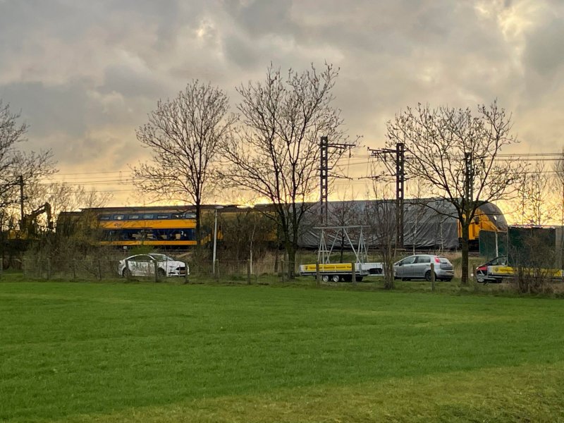 Deze twee rijtuigen zullen via het spoor worden afgevoerd naar Amersfoort. (Foto: Thomas van der Meer)