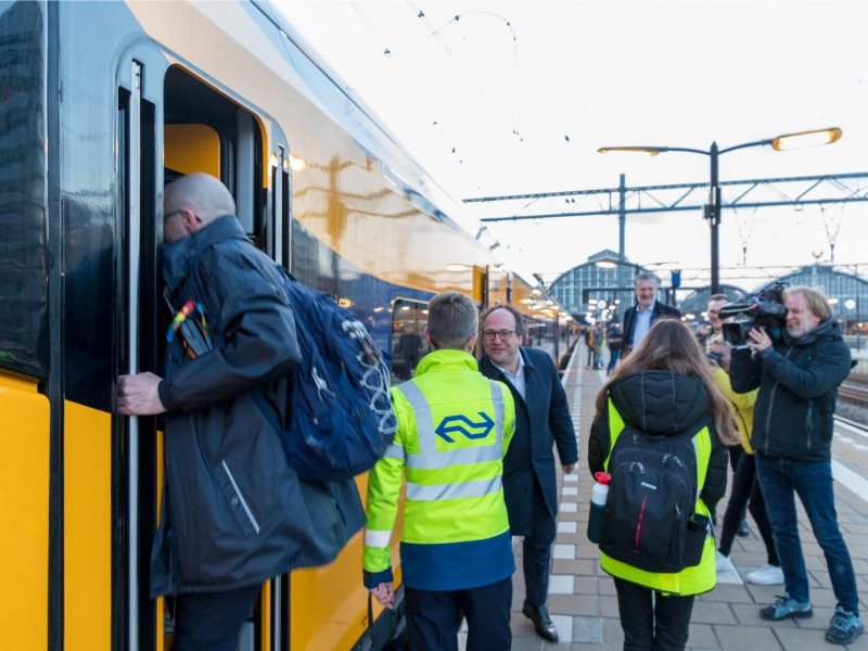 Bij de eerste rit was ook NS-directeur Wouter Koolmees aanwezig die alle reizigers verwelkomde. (Foto: TreinVideo.nl)