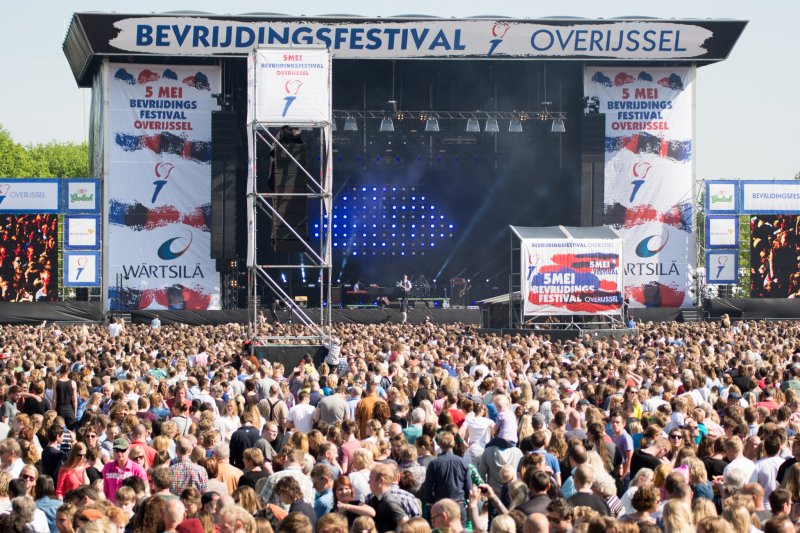 Op Bevrijdingsdag zet de NS langere treinen in om reizigers naar de vele festivals te brengen. (Foto: Nummer 12)