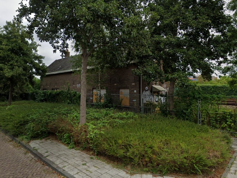 Het vervallen spoorwachtershuisje aan de Koppestokstraat in Haarlem. (Foto: Google Maps)