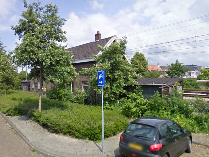 Het huisje kende in 2009 nog betere tijden als woning, al dan niet meer van een spoorwegwachter. (Foto: Google Maps)