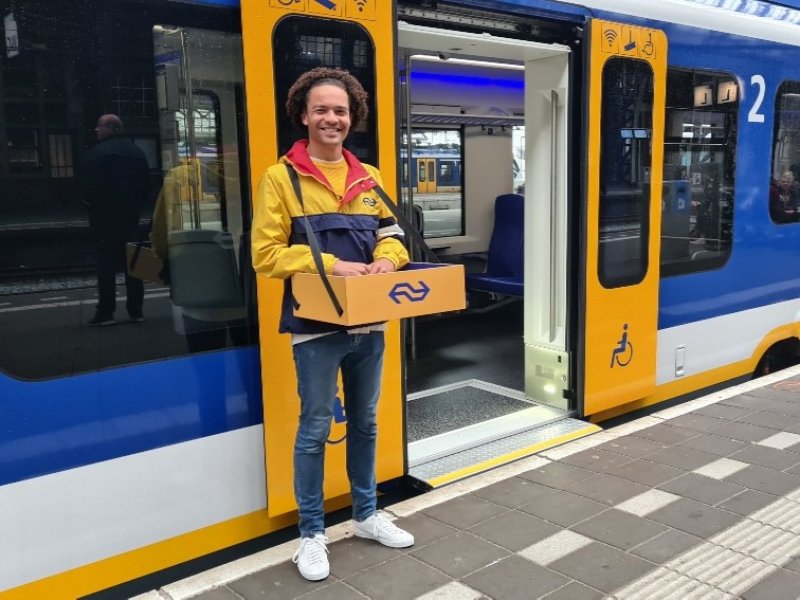 Reizigers werden getrakteerd op een stroopwafeltje. (Foto: Treinenweb.nl)