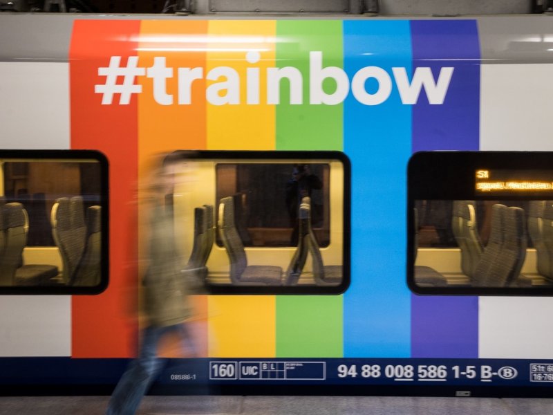 De Desiro is voorzien van regenboogkleuren. (Foto: NMBS)