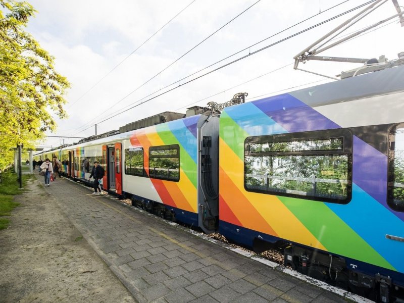NMBS laat speciale regenboog-trein rondrijden - Treinenweb