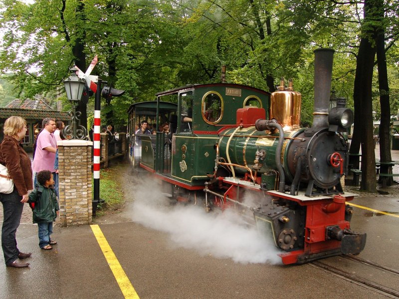 Locomotief Aagje in de Efteling toen deze nog dienstvaardig was. De toekomst van deze locomotief is onzeker, en herstel staat volgens de Efteling op een laag pitje. (Foto: Maarten)