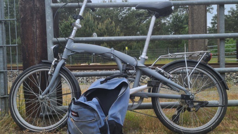 De vouwfiets die bij de overweg is aangetroffen. (Foto: Politie)