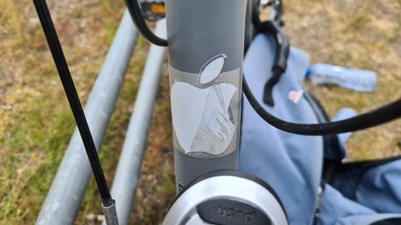 Het Apple logo die op de fiets geplakt was. (Foto: Politie)