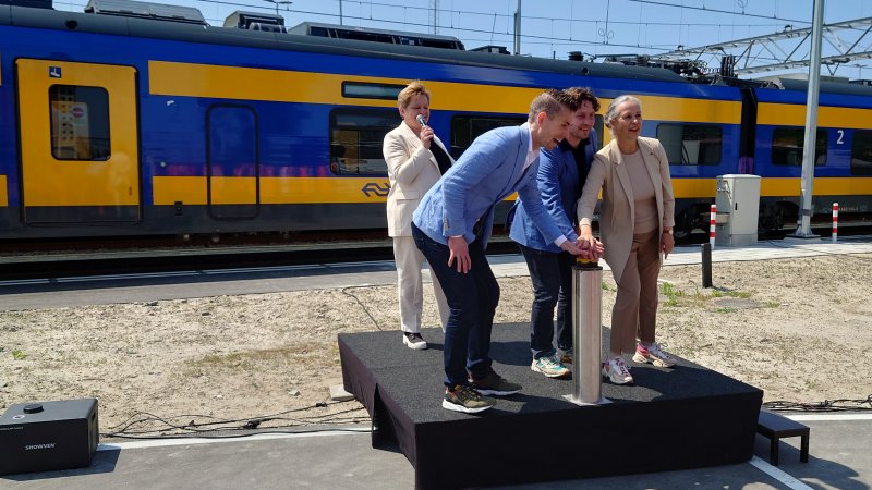 De officiele opening die voltrokken werd. (Foto: Reinhard Abt)