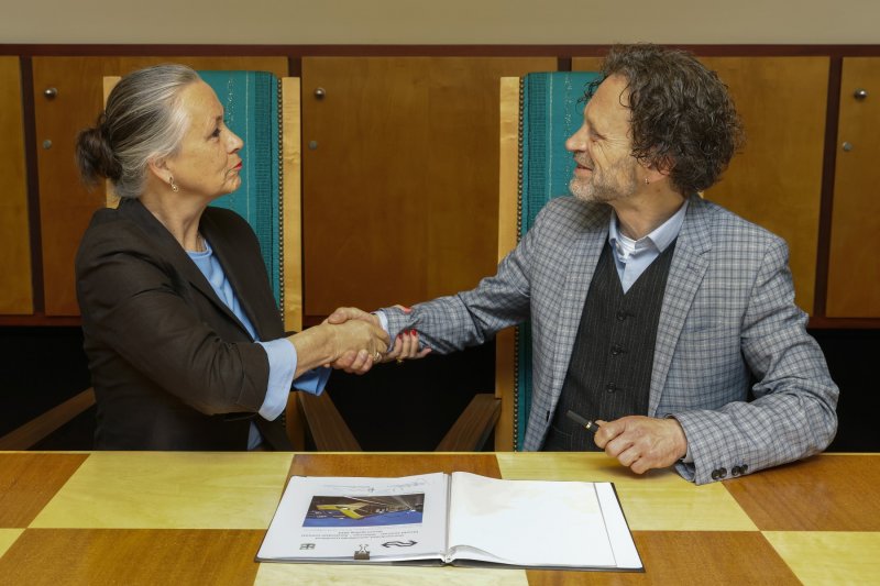 Bart Heller en Irma Winkenius hebben de overenkomst voor de nachttrein ondertekend. (Foto: NS)