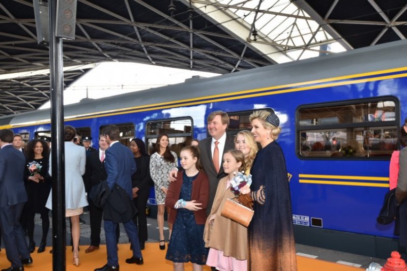 Een archieffoto van de Koninklijke Familie naast de SR10 op station Tilburg. (Foto: NS)