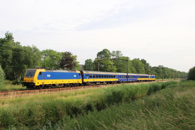 De trein reed even voor negen uur 's ochtends langs Dordrecht Zuid, onderweg naar Brussel. (Foto: Martin Vink)