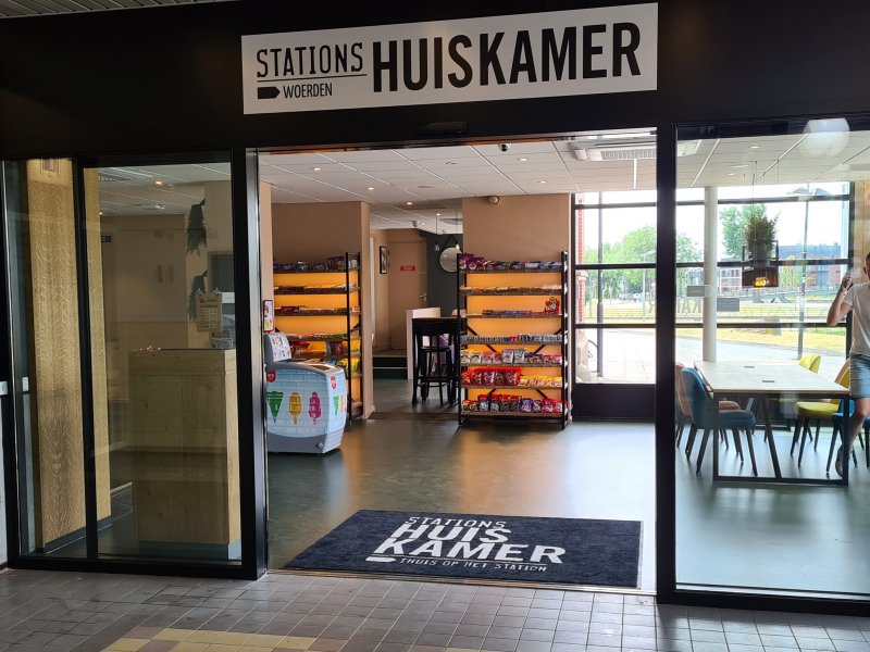 De StationsHuiskamer is gebouwd in de Kiosk en een deel van de stationshal. (Foto: Treinenweb.nl)