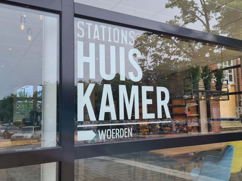 De StationsHuiskamer is ook herkenbaar van buitenaf. (Foto: Treinenweb.nl)