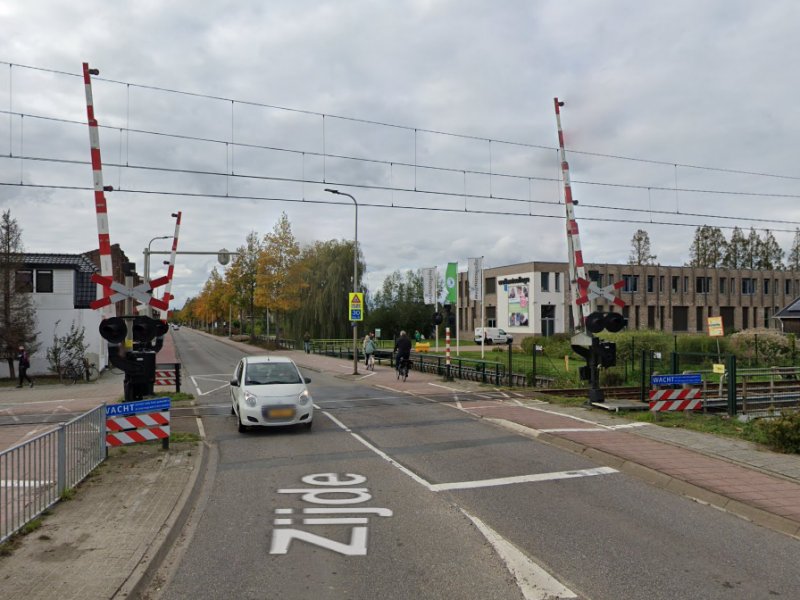 De overweg aan de Zijde in Boskoop waar het spoor verzakt is. (Foto: Google Streetview)