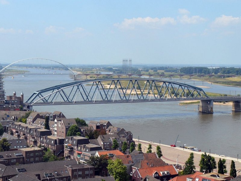 Vanaf donderdagmorgen reden er weer treinen over de Waalspoorbrug bij Nijmegen. (Foto: Roger Veringmeier )