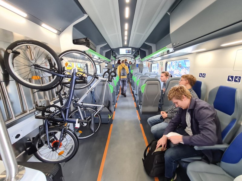 De trein is ook geschikt voor het meenemen van fietsen. (Foto: Treinenweb.nl)