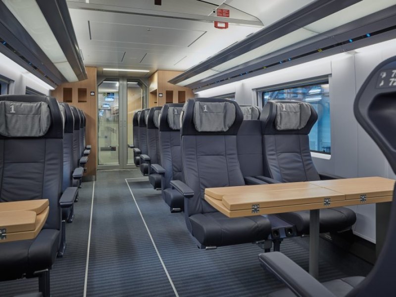 De coup van de trein is voorzien van grote tafels. (Foto: NS)