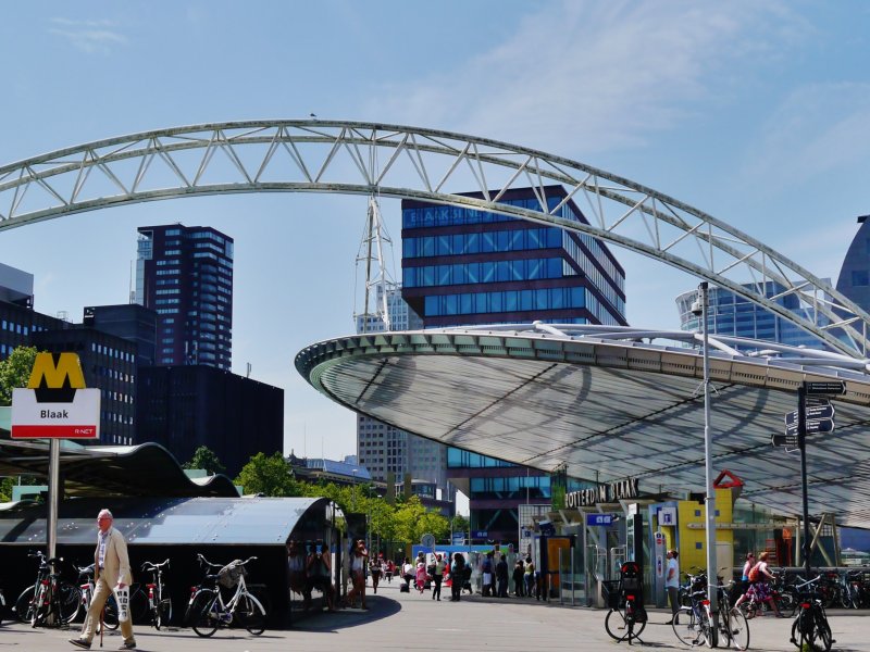 Het station van Rotterdam Blaak die momenteel vanwege werkzaamheden gesloten is. (Foto: Zairon)