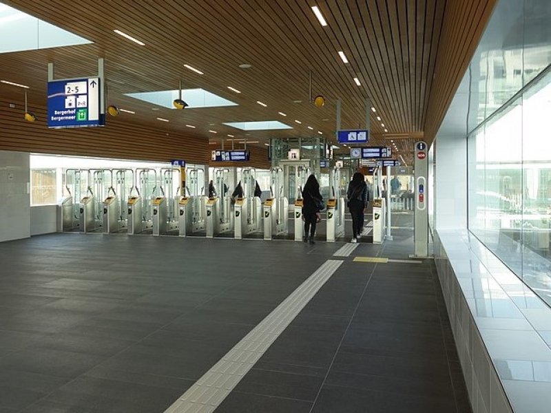 De entree van station Alkmaar. (Foto: Dfqn13)