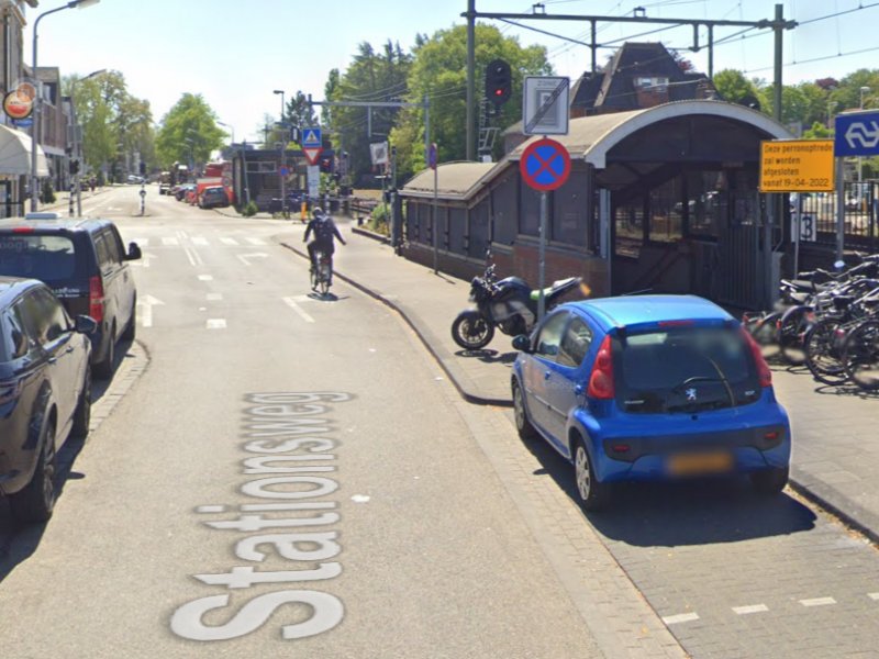 Het inmiddels afgesloten spoortunneltje aan de Stationsweg bij station Naarden-Bussum. (Foto: Google Streetview)