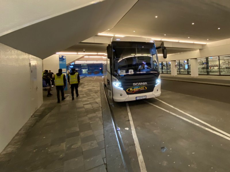 Een buitenlandse treinvervangende bus in de vroege ochtend op Almere Centrum. (Foto: Kevin Schipper)