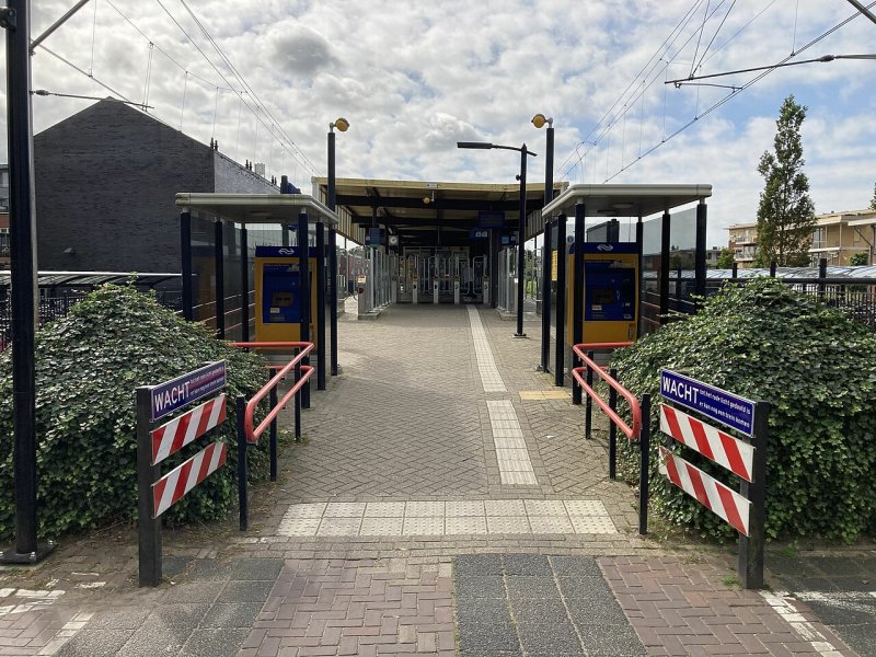 De huidie entree van station Heiloo die nodig vervangen dient te worden. (Foto: SkylinesBuilder)