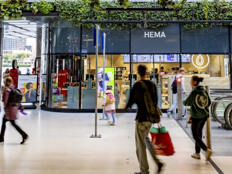 De nieuwe HEMA in de IJ-hal achter Amsterdam Centraal. (Foto: NS)