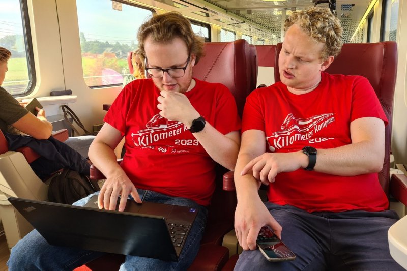 Het team van Sven, Niels en Bart (niet op foto) was in de trein ijverig hun route aan het plannen. (Foto: Treinenweb.nl)