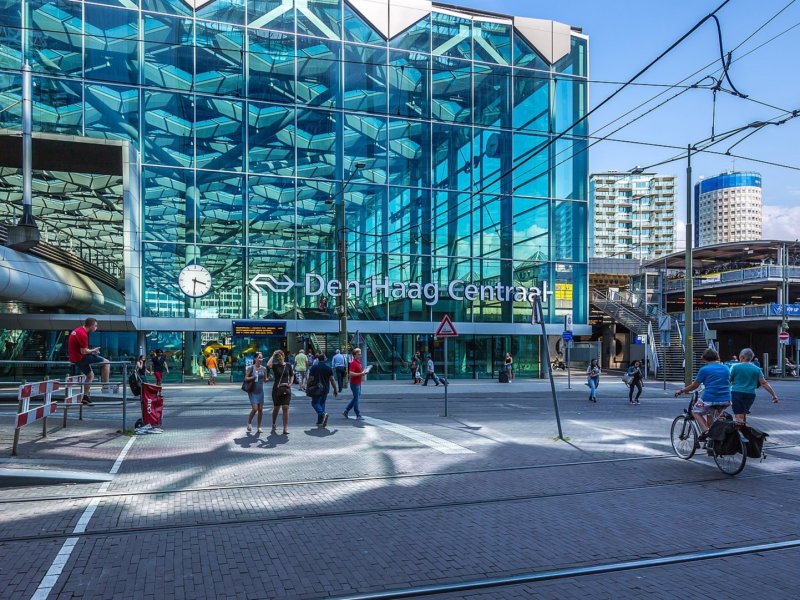 Den Haag Centraal met rechts de fietsflat. (Foto: GraphyArchy)
