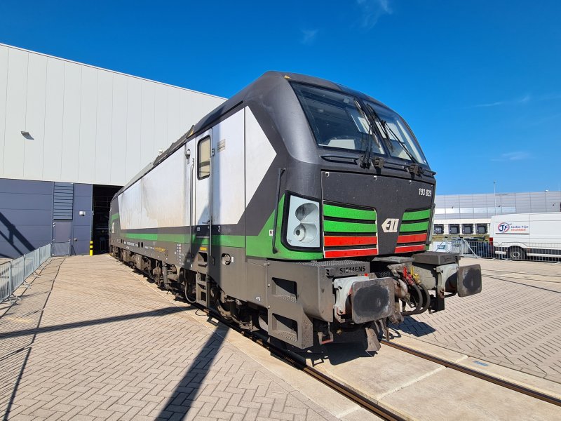 Een Vectron locomotief voor de werkplaats van LWR. (Foto: Treinenweb.nl)