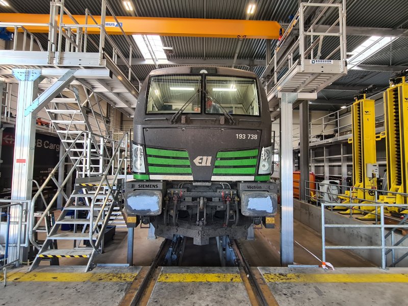 Een Vectron die voor onderhoud bij LWR binnen staat. (Foto: Treinenweb.nl)