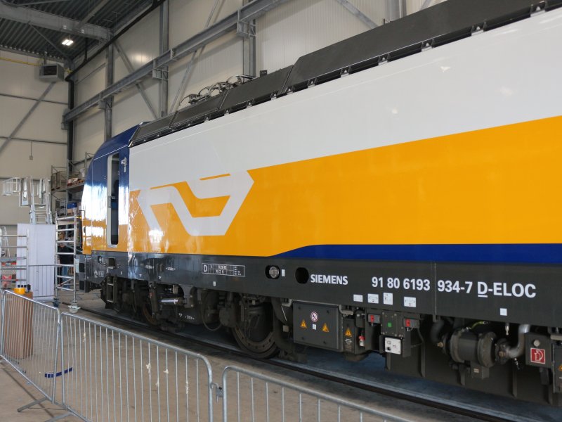 Bij LWR worden ook de locomotieven voor NS bestickerd. (Foto: Copyright Treinenweb.nl)