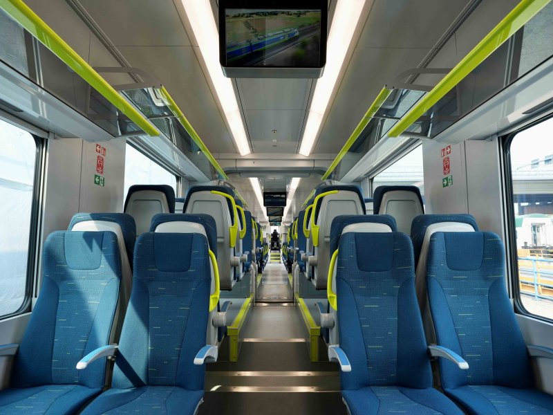 Het meubilair van de trein met comfortabele stoffen stoelen. (Foto: Alstom / Quasar Group)