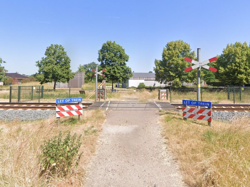 Een van de overwegen op het traject waar deze onbeveiligde overweg verdwenen is. (Foto: Google Streetview)
