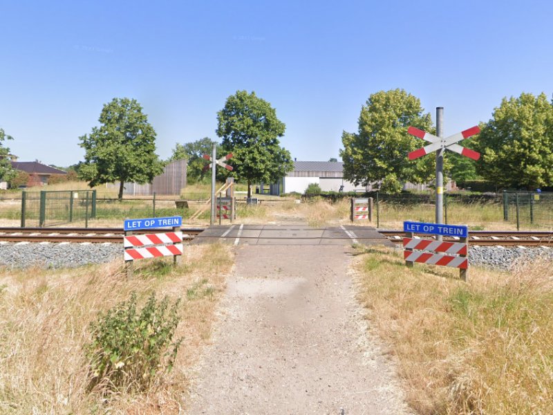 Een van de negen NABO-overwegen die aangepakt zal worden. (Foto: Google Streetview)