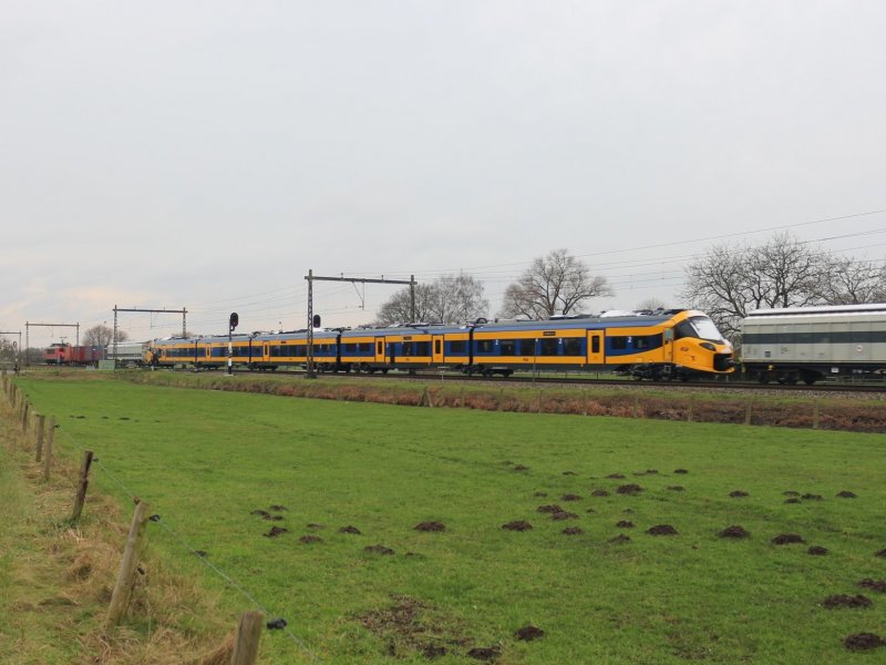 De overbrenging van een ICNG-treinstel bij Teuge door RailAdventure. (Rechten: Treinenweb)