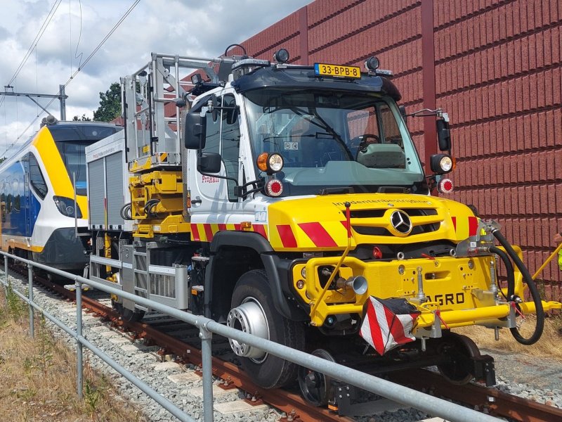De nieuwe Unimog van ProRail die gestrande treinen kan wegslepen. (Foto: ProRail / NS)