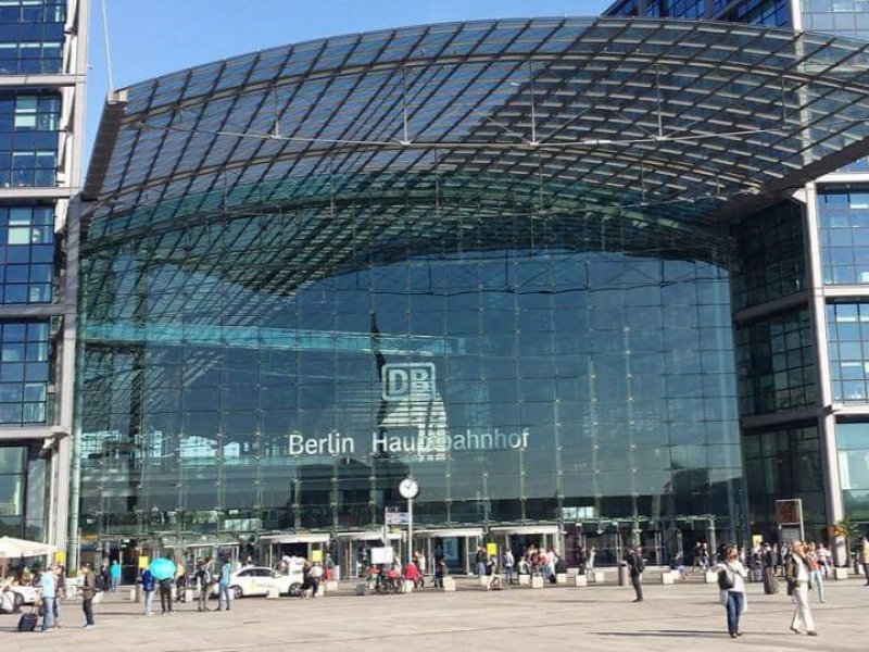 Het station Berlin Hbf dreigt uit zijn jasje te groeien. (Foto: Treinenweb.nl)