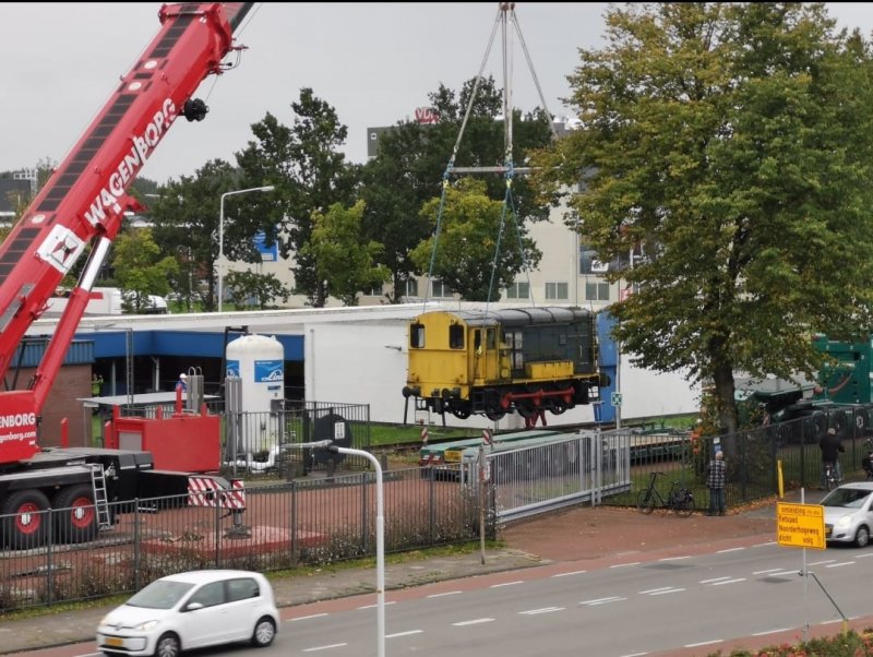 De 'Hippel' 662 in de takels waarna deze op een dieplader gehezen wordt. (Foto: Sander de Haan)