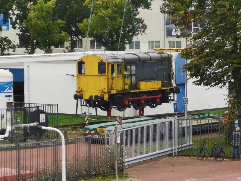 De 'Hippel' 662 in de takels waarna deze op een dieplader gehezen wordt. (Foto: Sander de Haan)