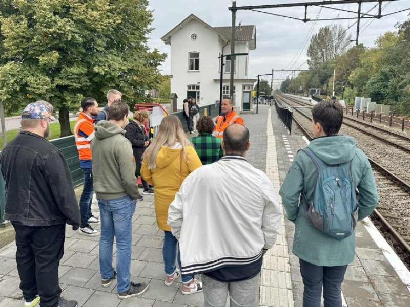De NS medewerkers geven de groep een rondleiding over het station van Krabbendijke. (Foto: NS)