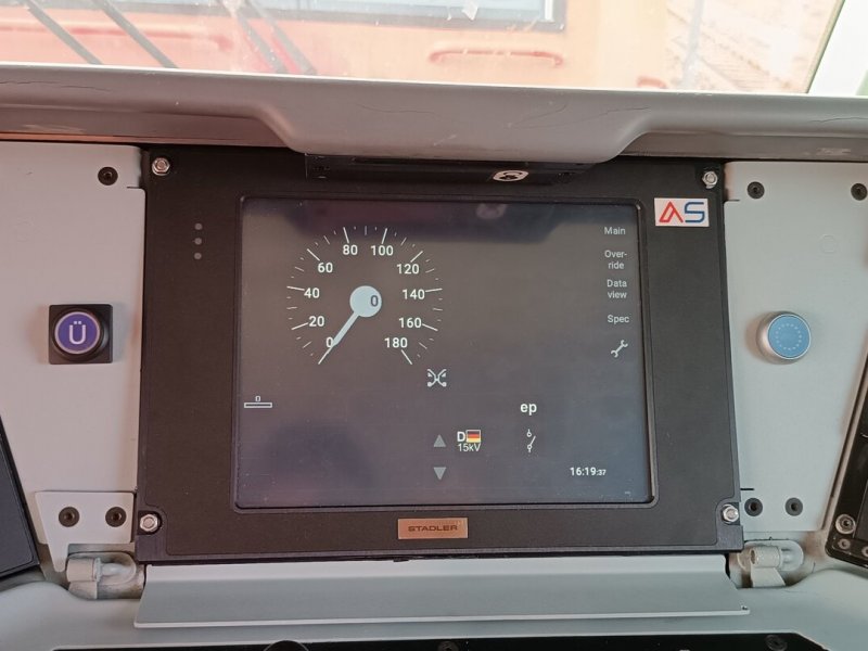 Het nieuwe scherm in de cabine van de BR185-locomotief. (Foto: Stadler)