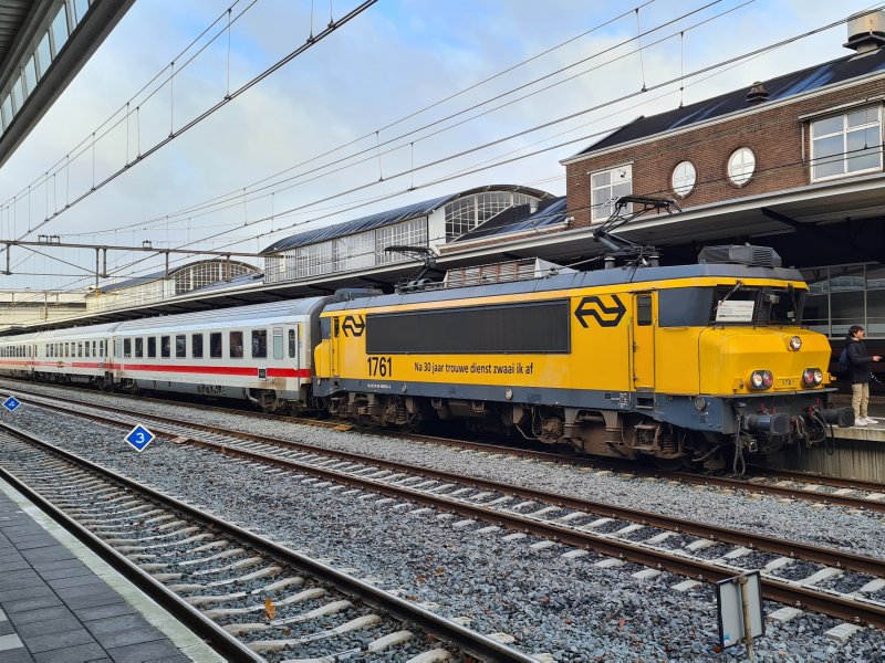 De locomotief 1761 met bijpassende bestickering voorop de afscheidstrein. (Rechten: Treinenweb.nl)