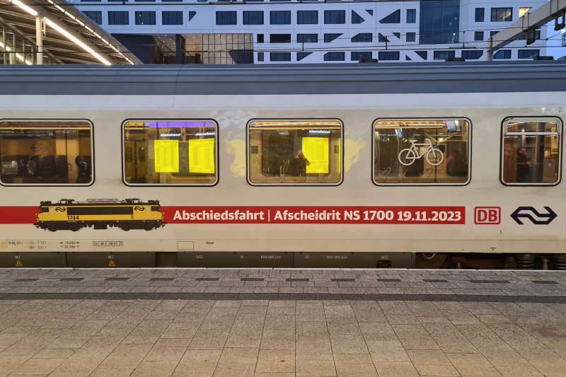 Het bistro-rijtuig was voorzien van een afscheidstekst. (Foto: Treinenweb.nl)