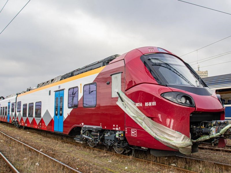 De trein werd gesleept door LTE omdat de trein nog niet toegelaten is om zelfstandig te mogen rijden. (Foto: Trenuri Romnia)