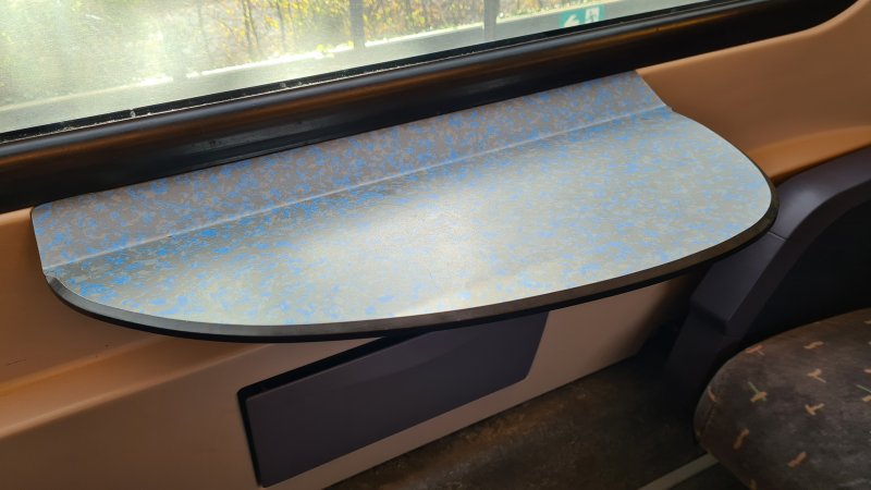 De tafeltjes die ook een ontwerp van Marijke de Goey zijn. (Foto: Treinenweb.nl)