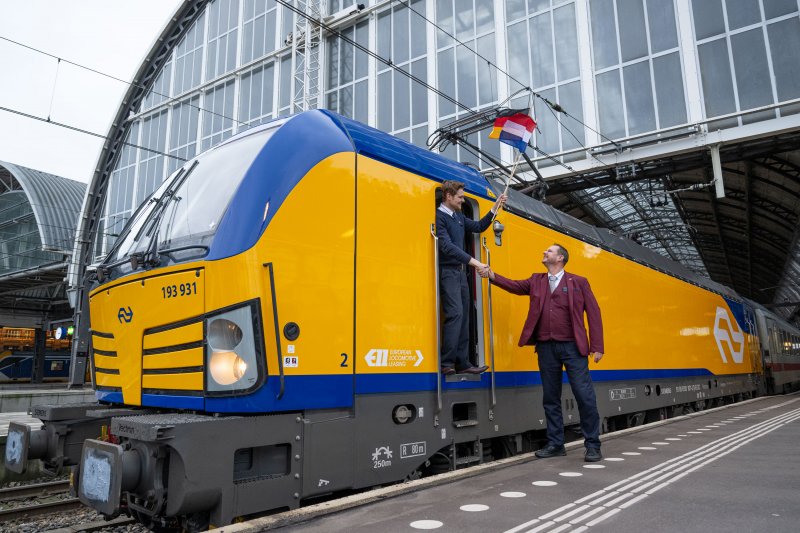 Het vertrek van de eerste snellere IC Berlijn vanaf Amsterdam. (Foto: NS)