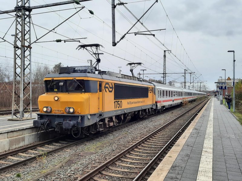 De laatste rit van de 1700-locomotief met de IC Berlijn op Bad Bentheim. (Rechten: Jan de Kroon)