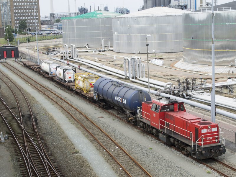 Een goederentrein met gevaarlijke stoffen op de sporen bij Pernis. (Foto: Jordy Bakker)